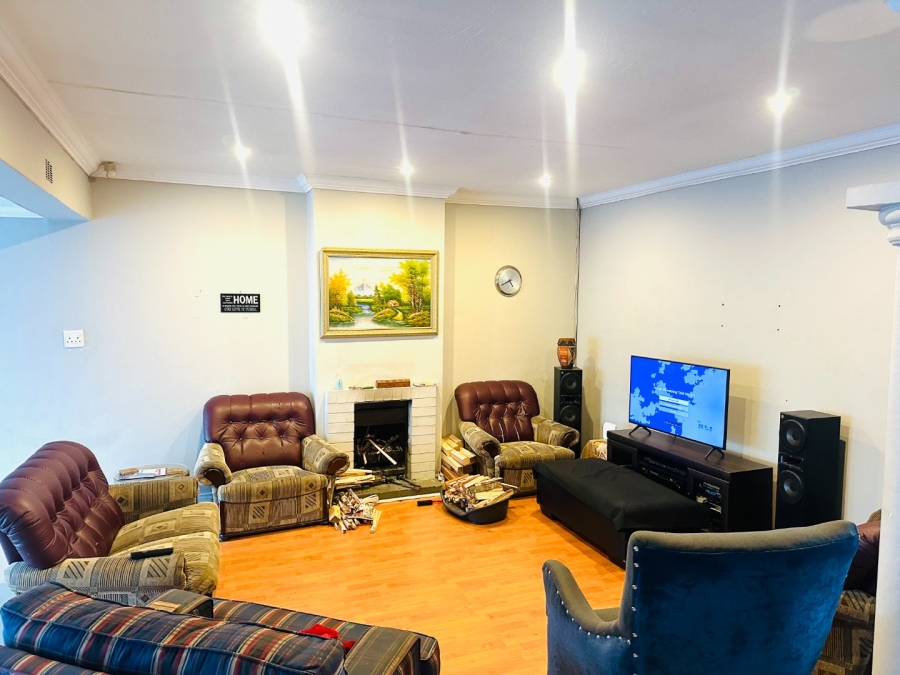 To Let 3 Bedroom Property for Rent in Loerie Park Western Cape